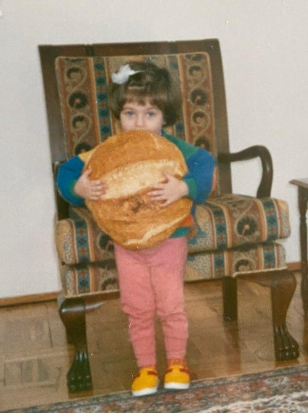 Küçük Handan, elinde kocaman bir ekmekle